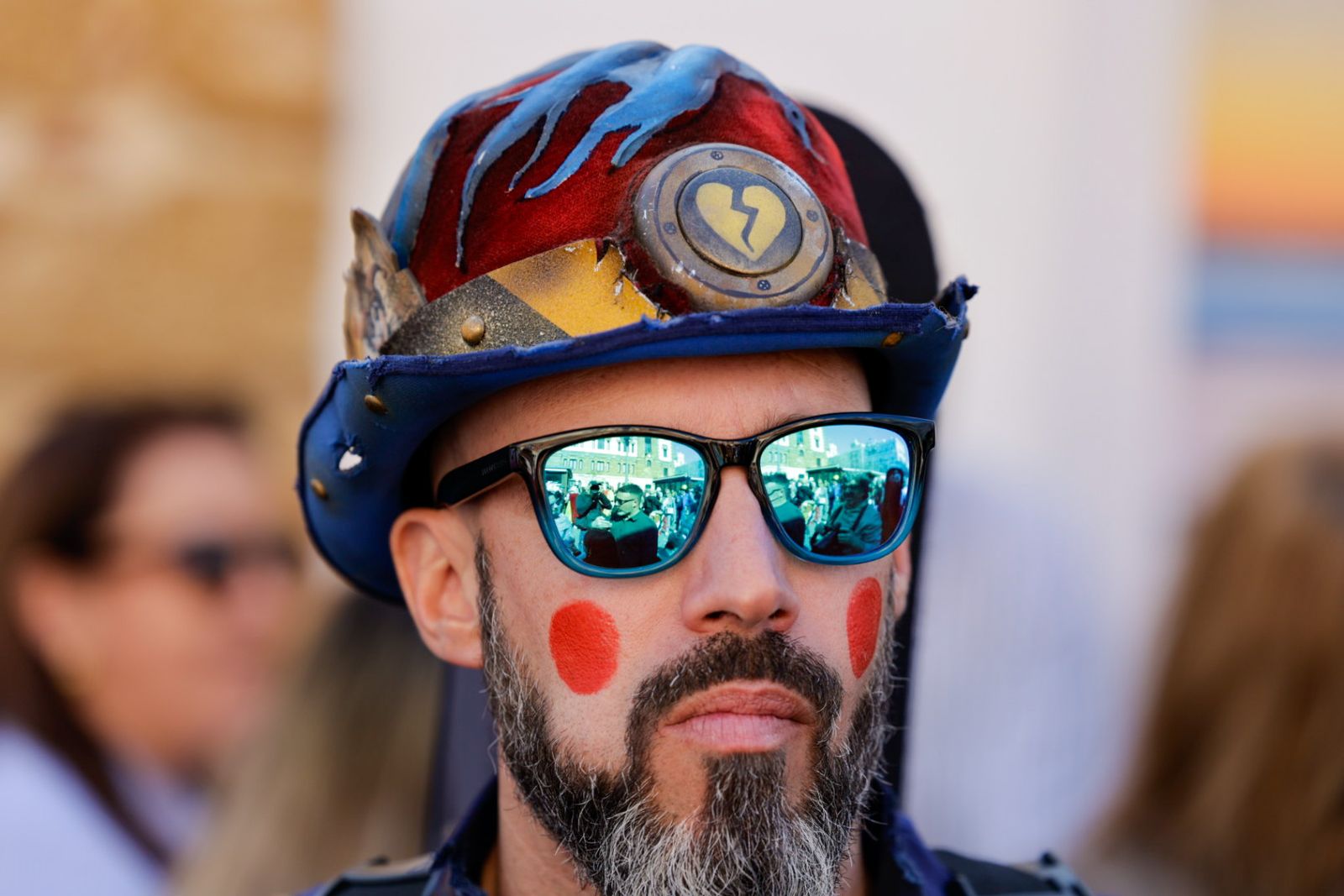 Así vive Cádiz su primer sábado de Carnaval: las imágenes de las batallas de copla y la fiesta en la calle
