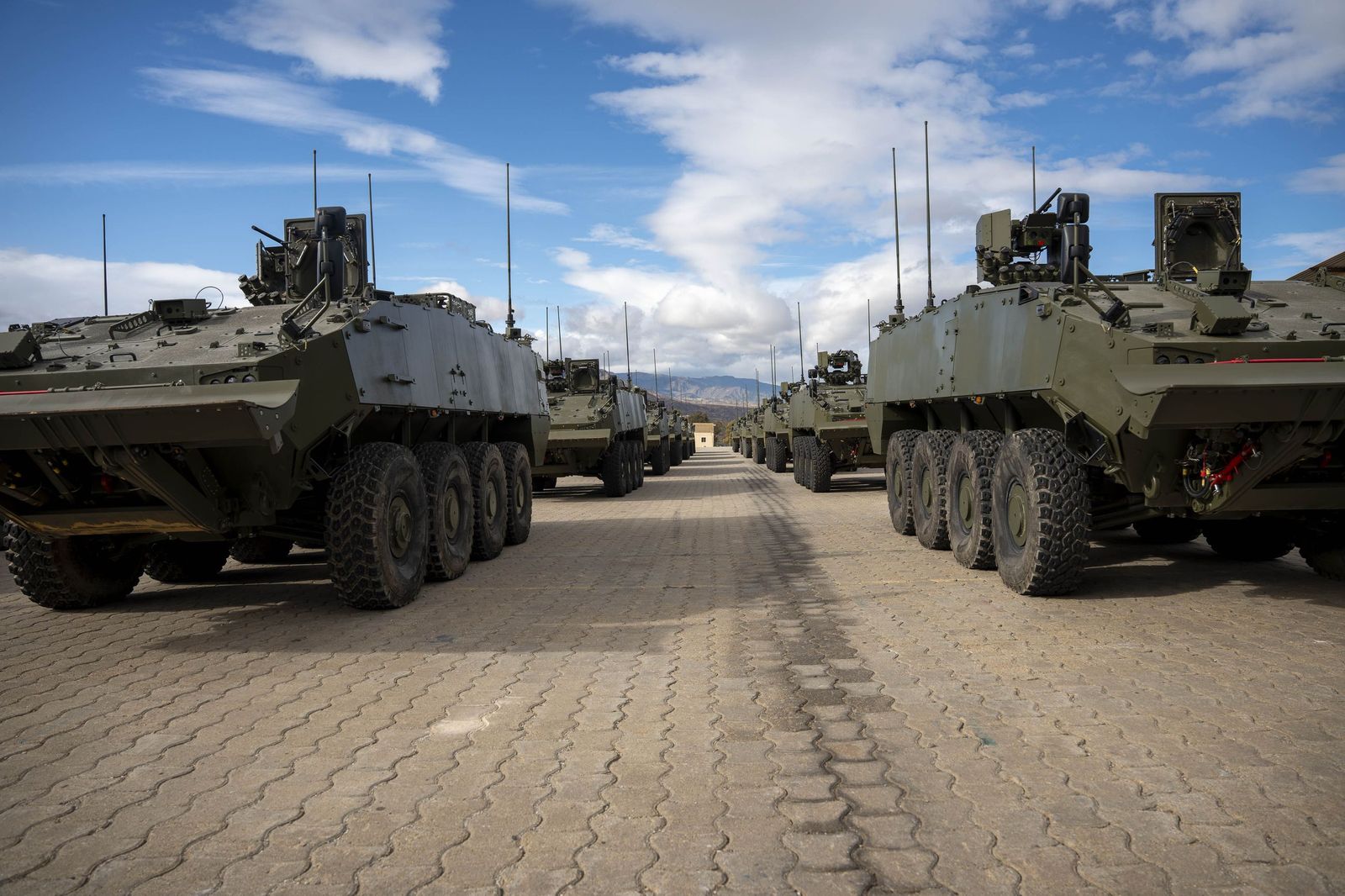 Margarita Robles entrega en Viator los primeros vehículos 8x8 ‘Dragón’ al Ejército de Tierra