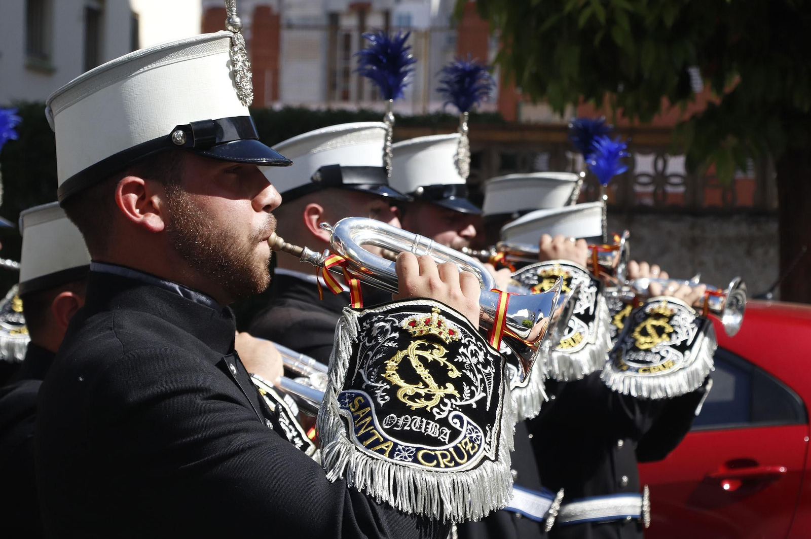 Imágenes del recorrido de la Hermandad de la Redención por las calles de Huelva