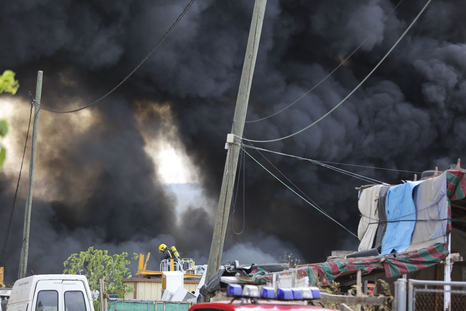 Fotos del incendio de varios vehículos en un aparcamiento de caravanas del polígono Guadalhorce