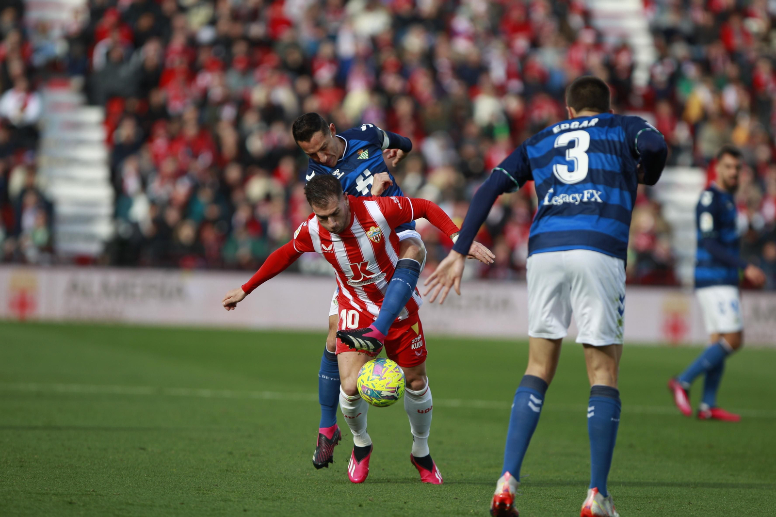 Imágenes del partido de fútbol U.D. Almería-Real Betis Balompié