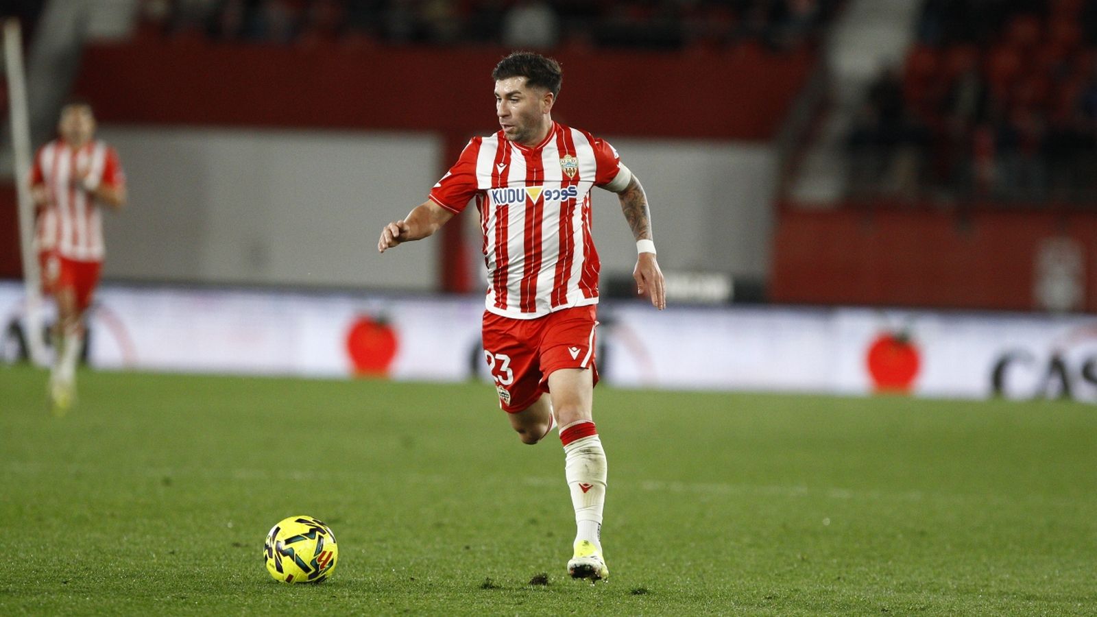 Adrián Embarba lidera un contraataque en el partido contra el Córdoba.