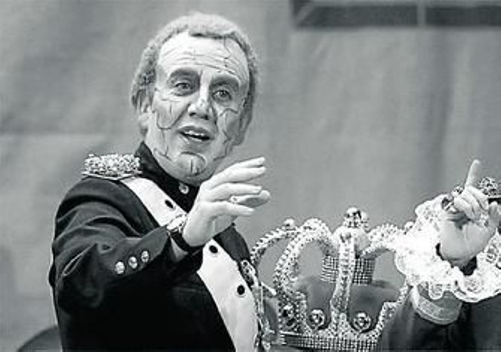 Fernando Casas 'El bati' en su papel de Rey Juan Carlos en la chirigota 'Los pavos reales'.