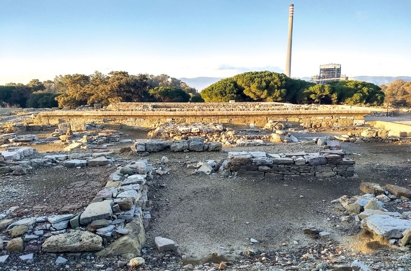 Plaza del templo de Carteia.
