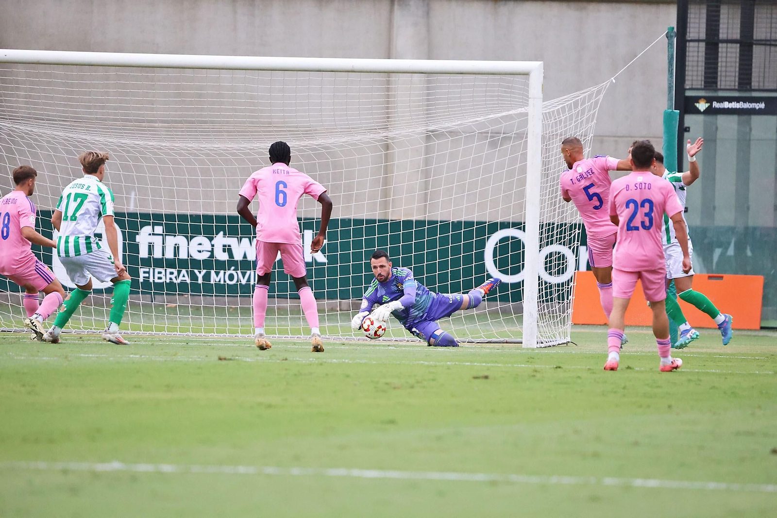 Rubén Gálvez ataja una pelota en el choque ante el Betis Deportivo.
