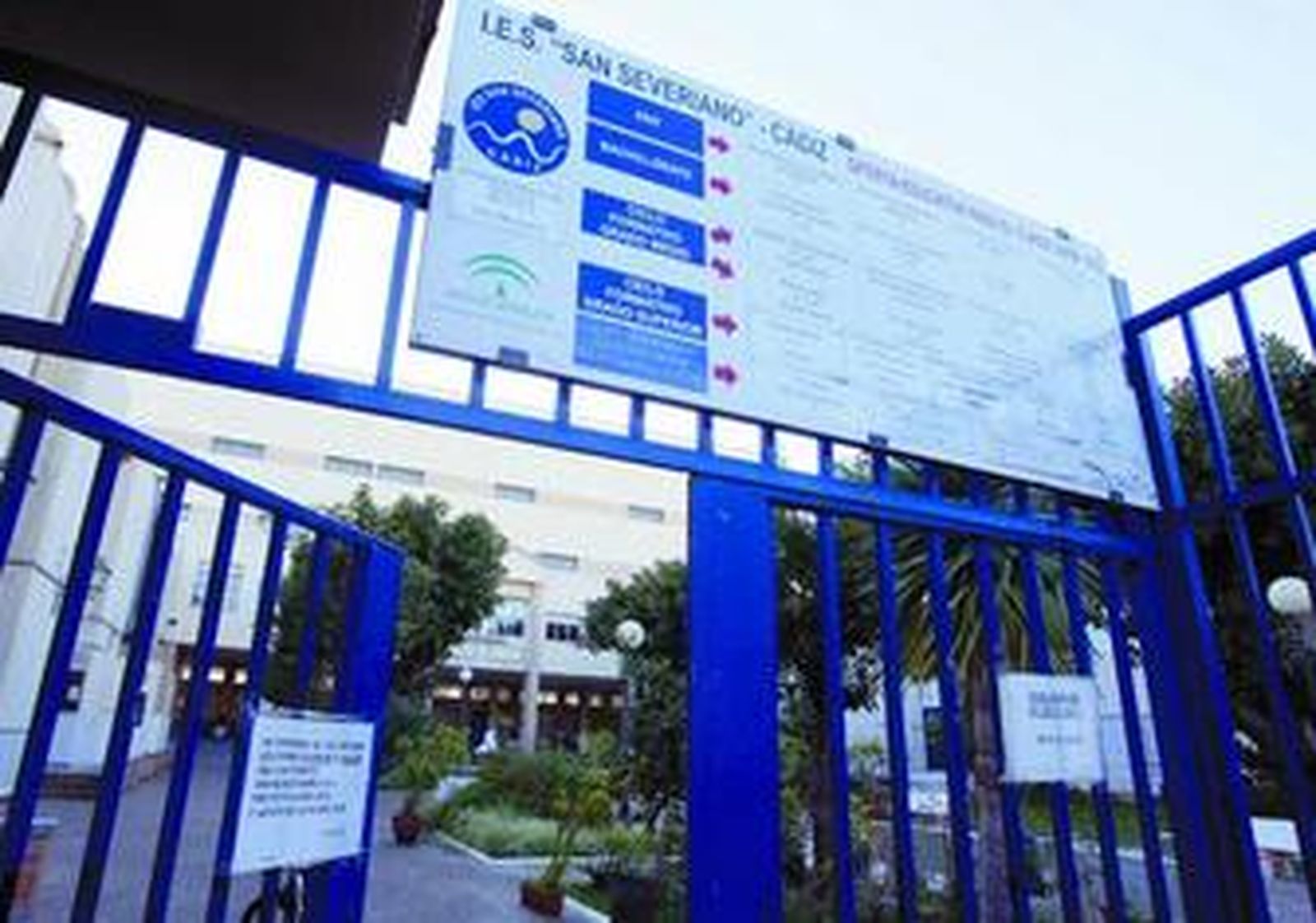 Imagen de la puerta principal por la que se accede al Instituto San Severiano.