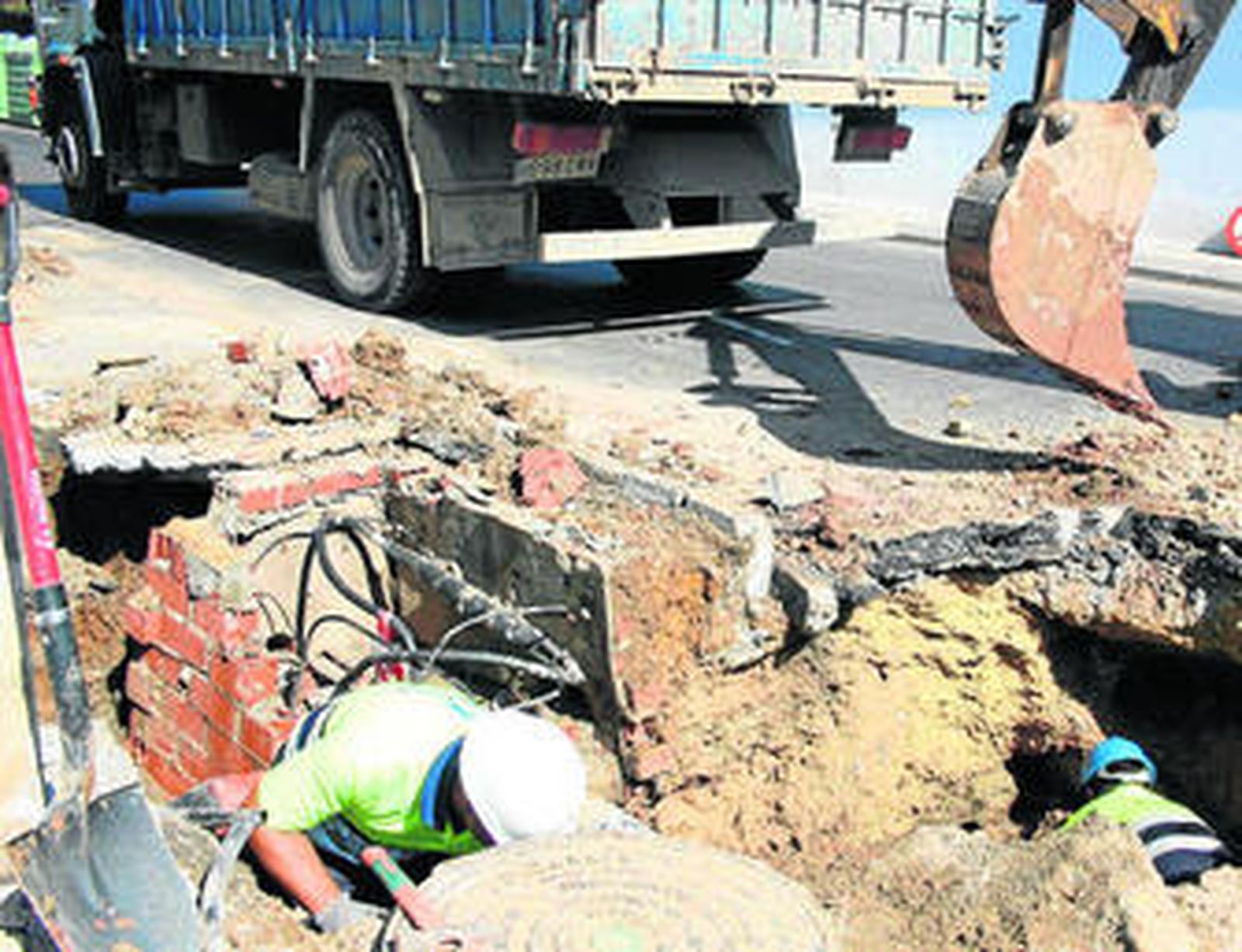 Trabajadores ejecutan unas obras en Algeciras.