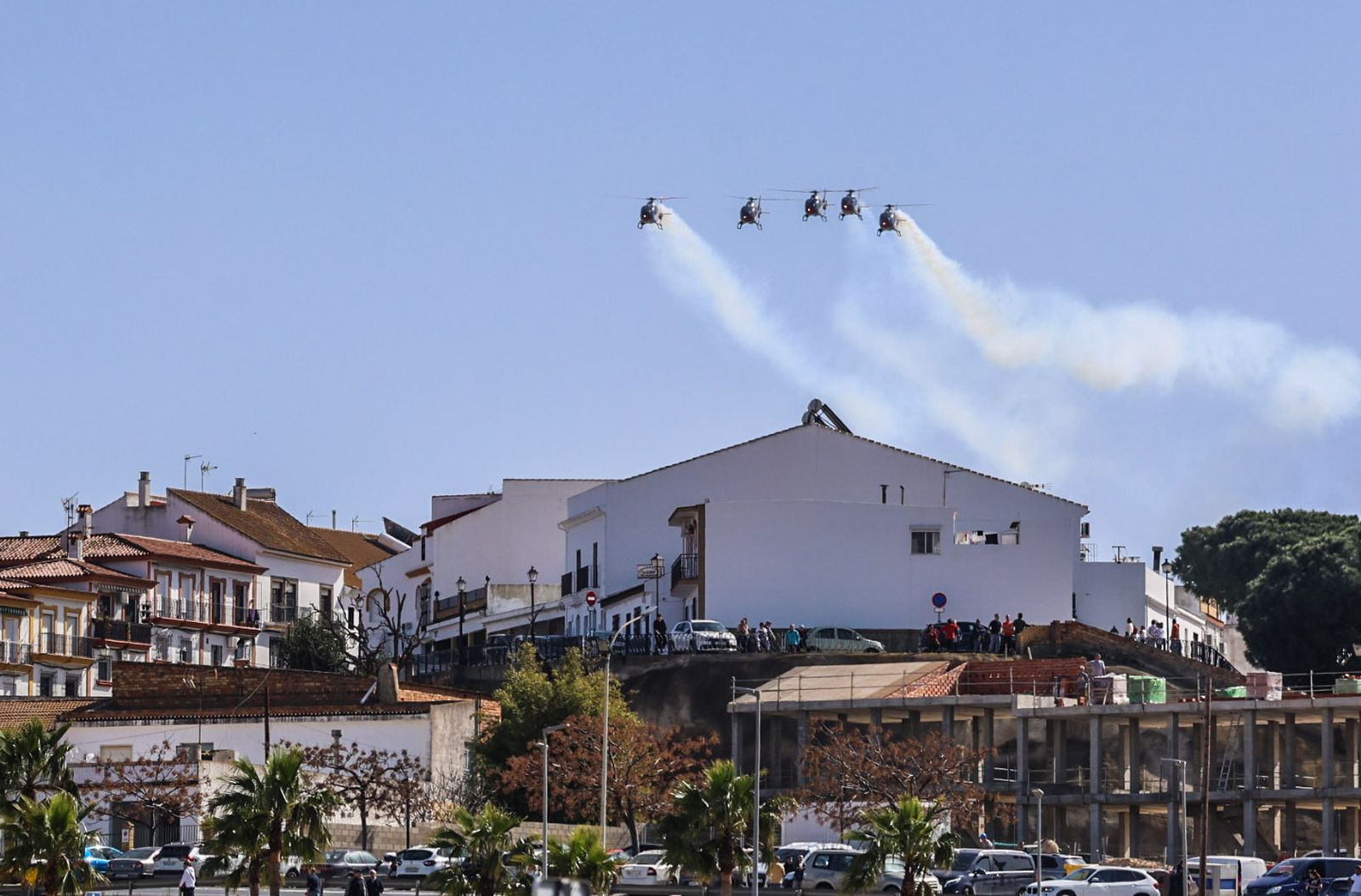 Fotografías de la exhibición aérea de la Patrulla Acrobática de Paracaidismo del Ejército del Aire 'Papea' y de la Patrulla Acrobática de Helicópteros 'ASPA'  en los actos de homenaje al centenario del Plus Ultra presidido por S.M. el Rey Felipe VI
