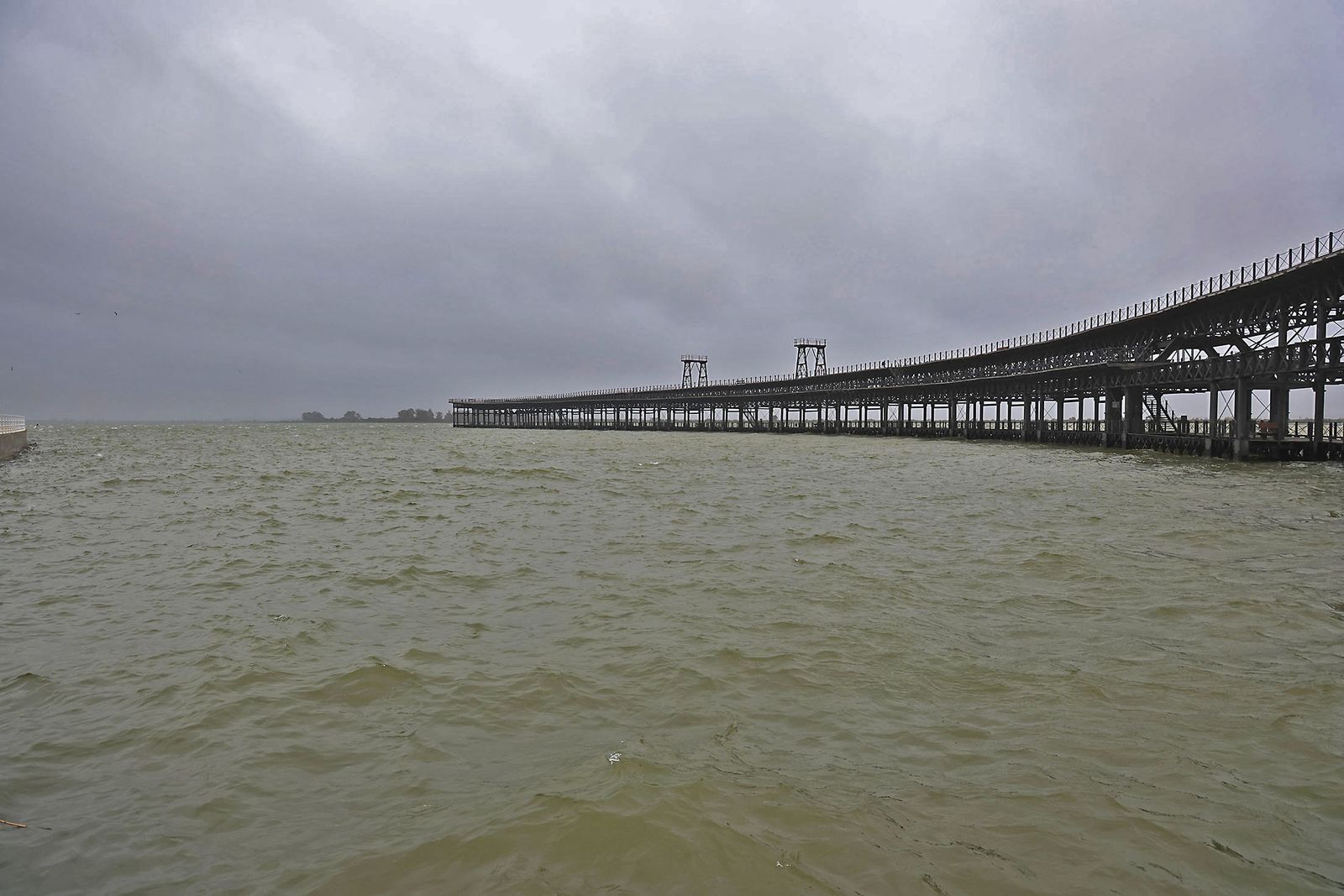 Muelle de carga de la Riotinto con marea alta en la borrasca Leonardo (2)