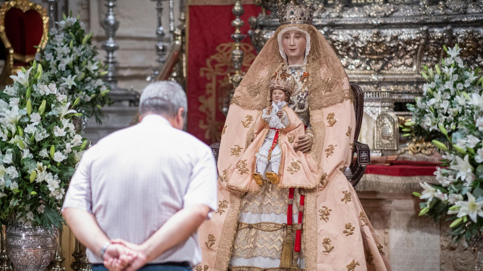 Un devoto se inclina ante la Virgen de los Reyes