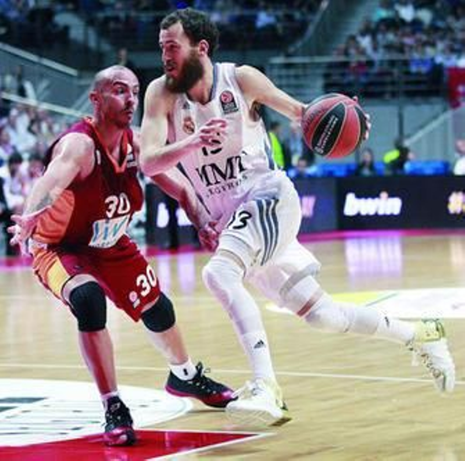 Sergio Rodríguez intenta marcharse de Carlos Arroyo.