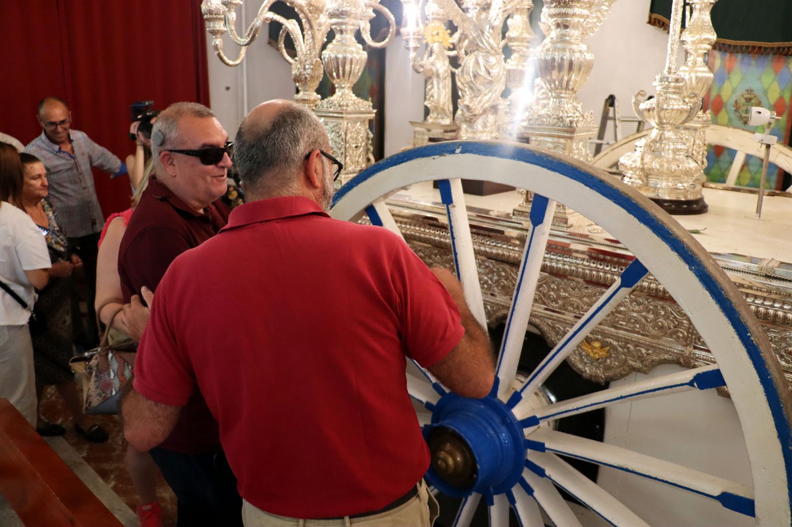 Visita guiada de la ONCE a la Hermandad de Emigrantes de Huelva, en imágenes