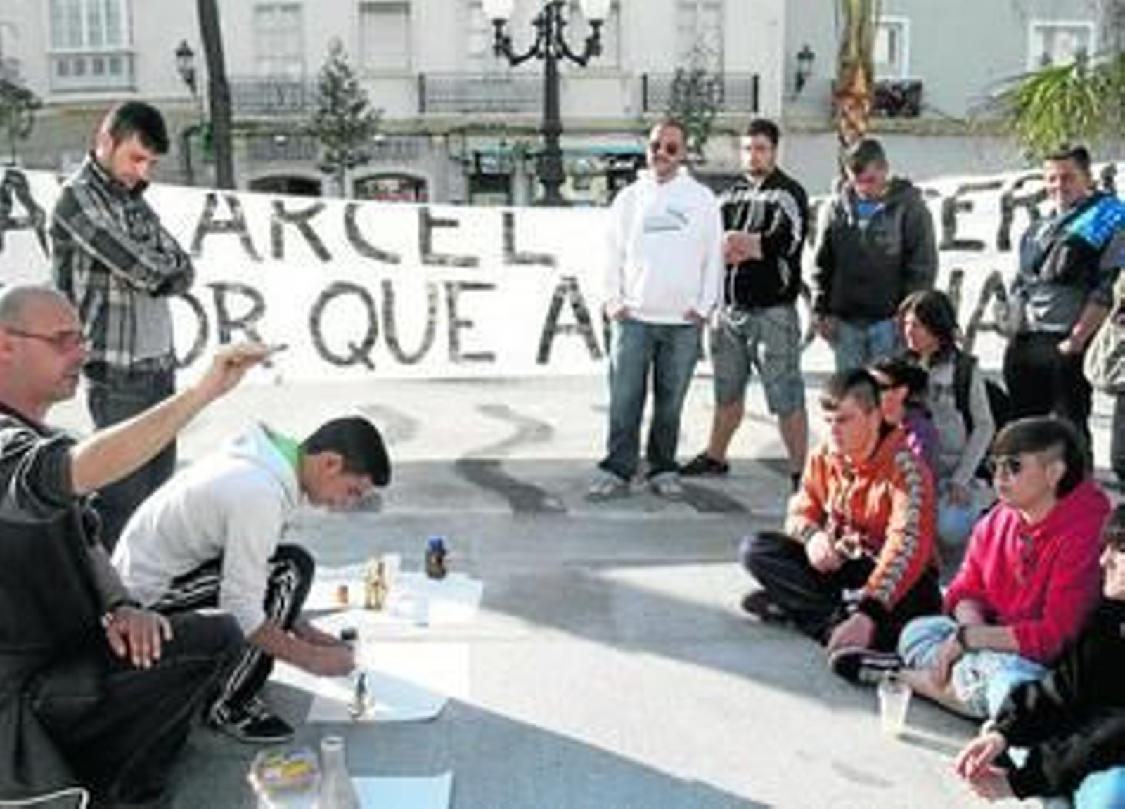 Un grupo de jóvenes preparando el taller de Ciencia Divertida.