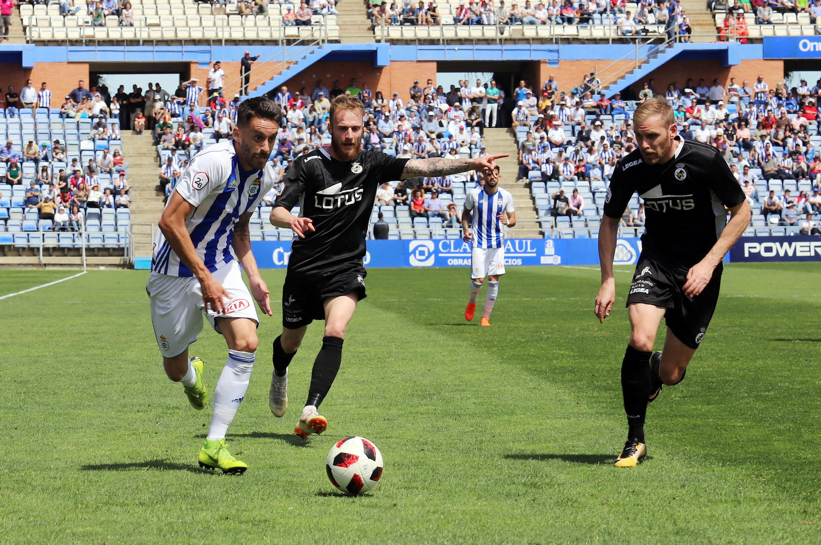 Iago Díaz se marcha de Pierre en un lance de ayer entre el Recreativo y la Balompédica Linense.