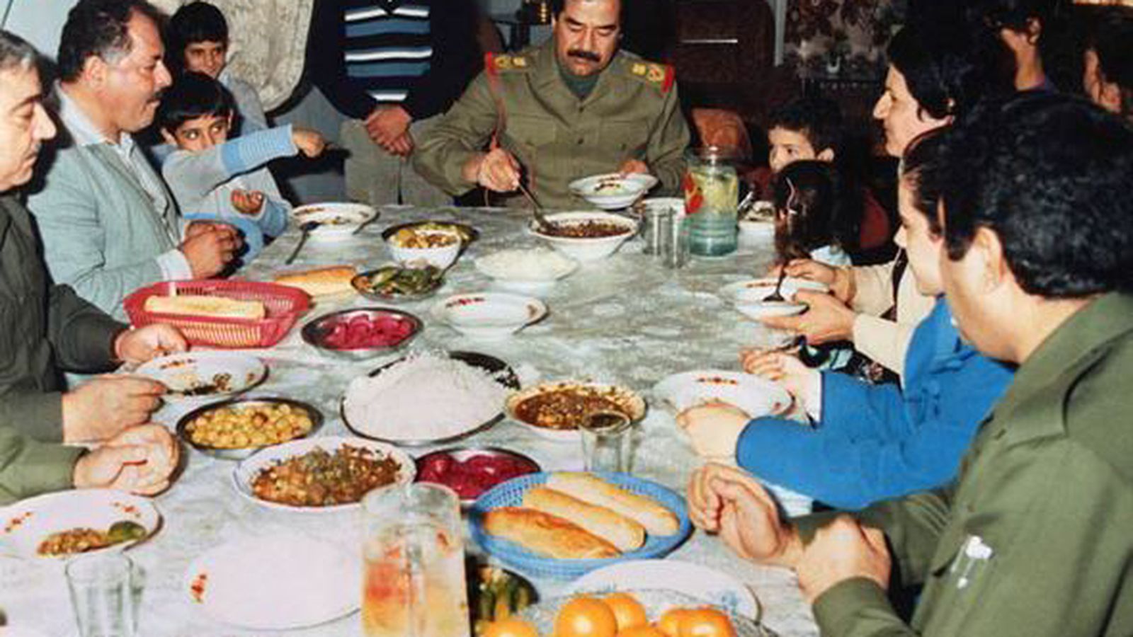 Saddam Hussein en una comida con familia y amigos