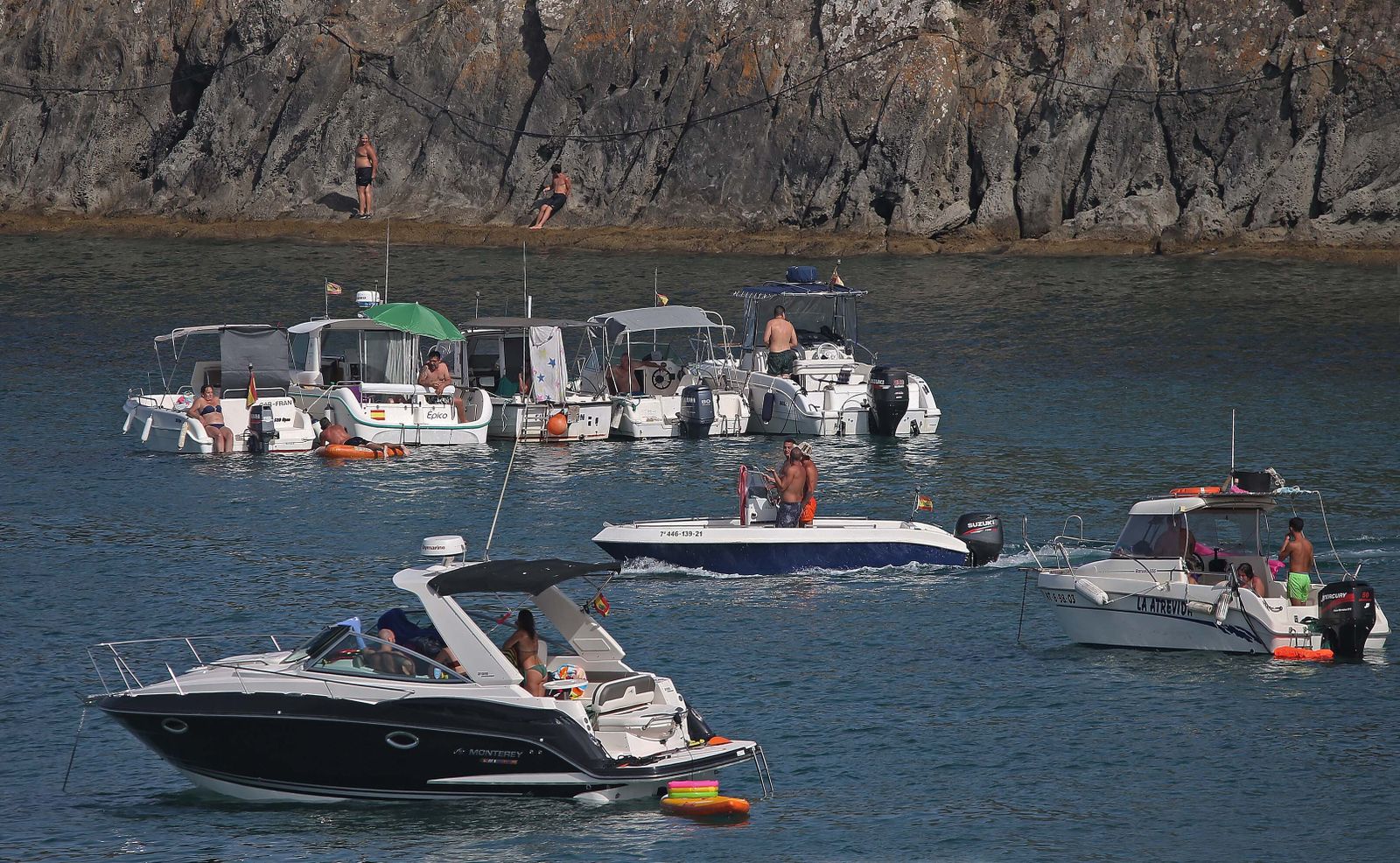 La playa de Getares abarrotada este domingo, en imágenes