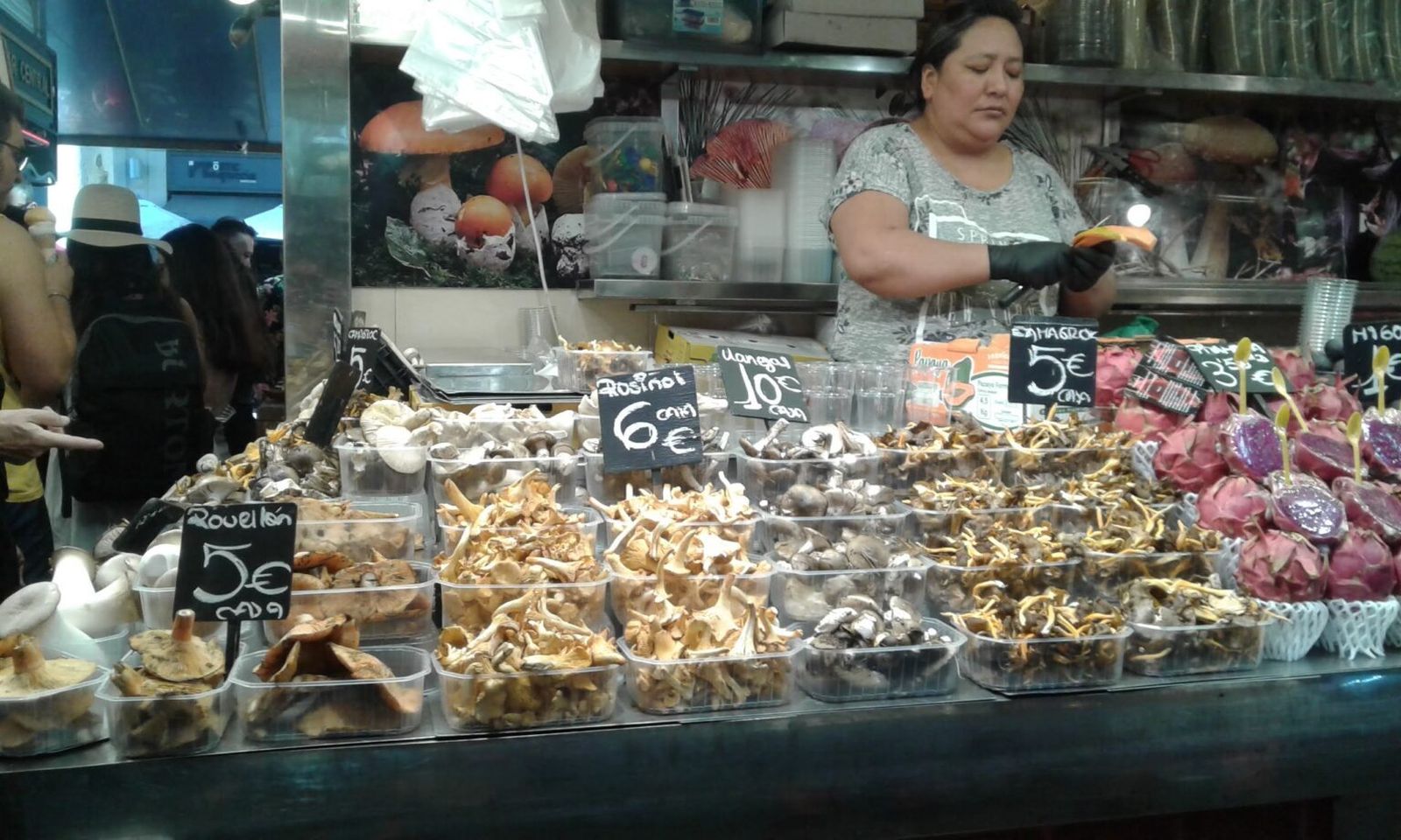 Puesto de setas en un mercado de Barcelona.