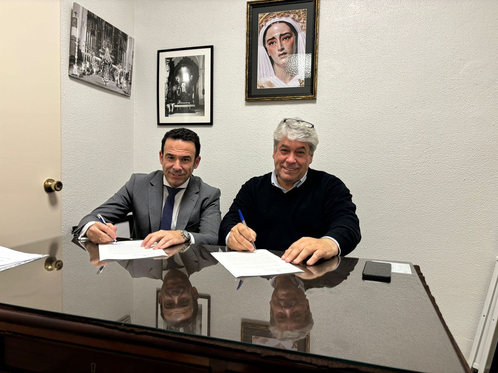 Firma del contrato entre ambas partes