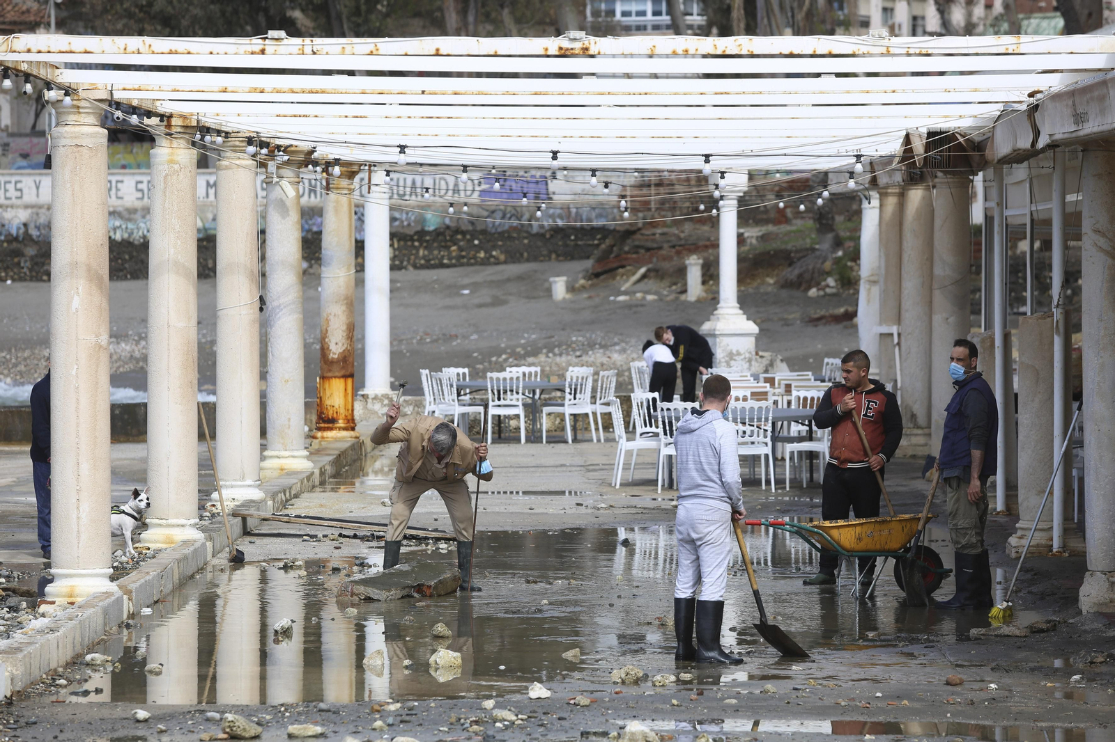 Las fotos de los trabajos en los paseos marítimos y chiringuitos de Málaga para paliar los efectos del temporal