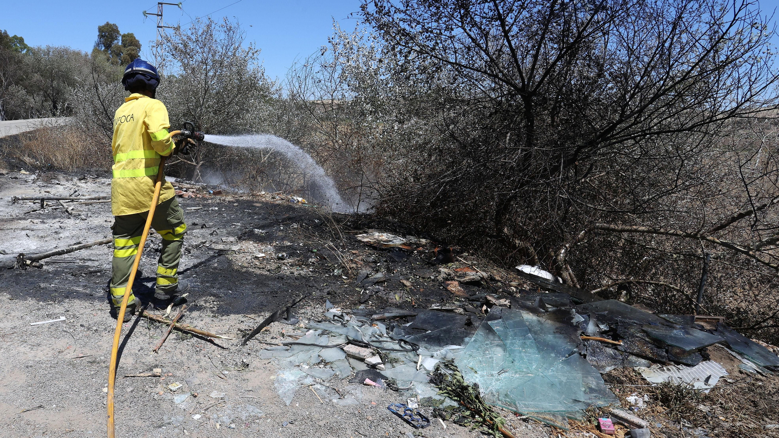 Infoca refresca la zona del incendio en La Ina