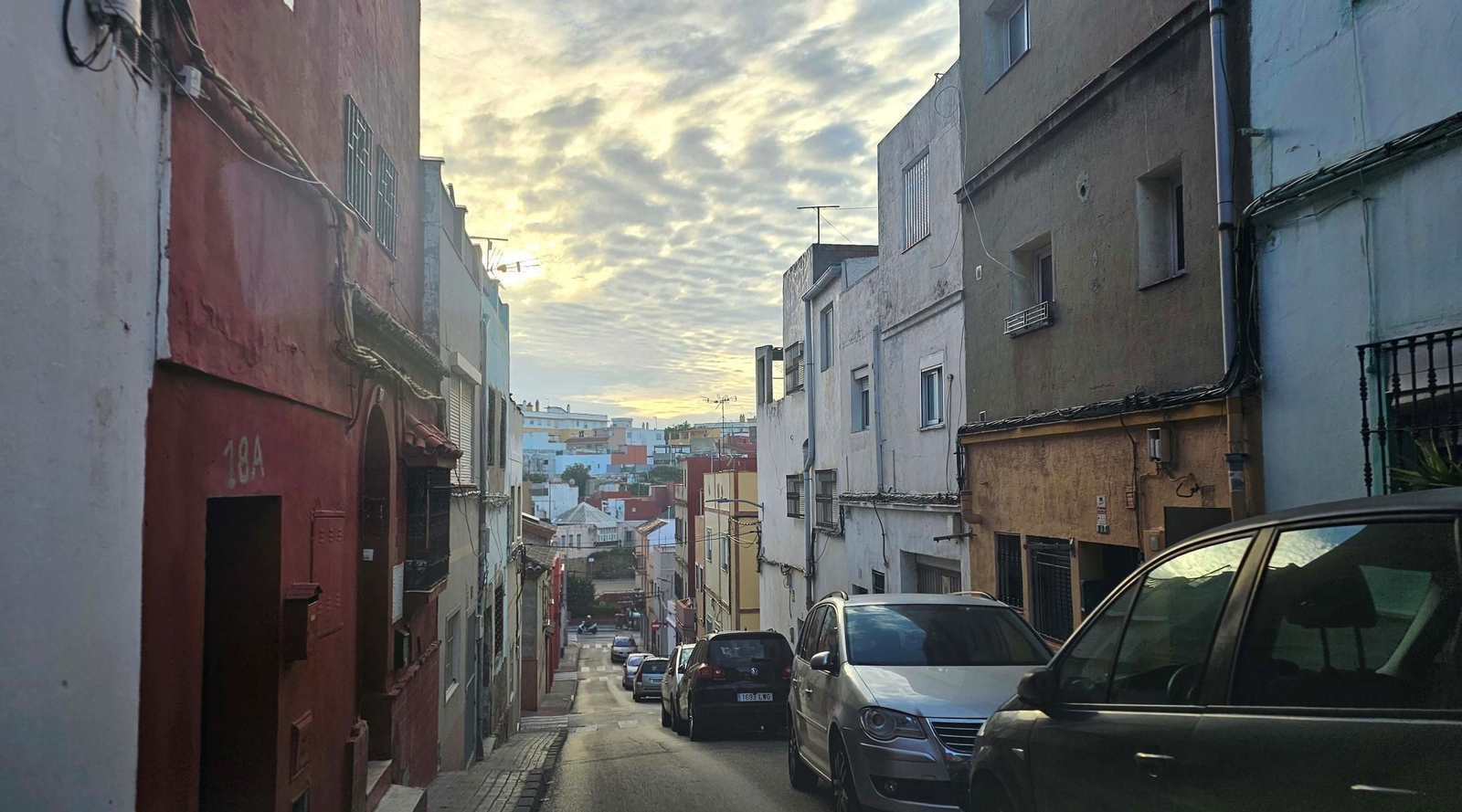 Mañana de sábado en La Bajadilla, con sus calles desiertas cuando aparece un desconocido. Mañana de sábado en La Bajadilla, con sus calles desiertas cuando aparece un desconocido.