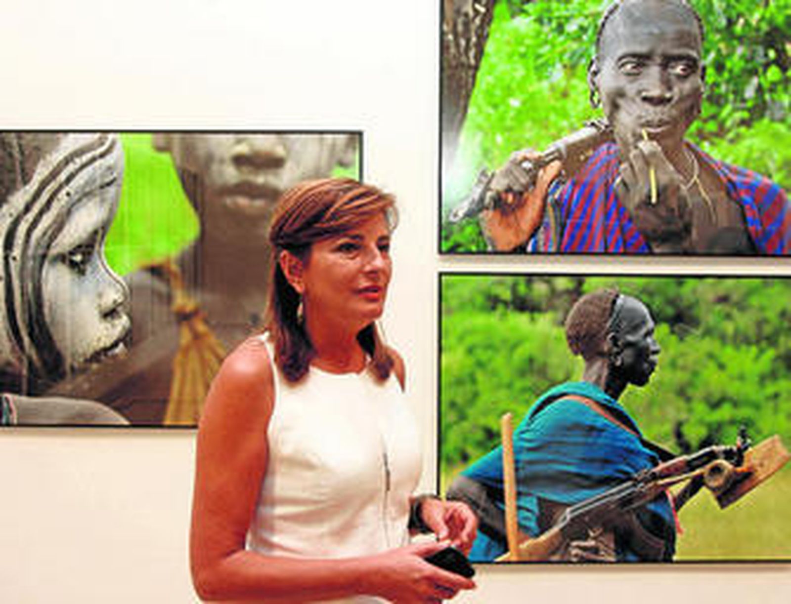 La autora de la exposición que organiza Unicaja posa junto a sus fotografías.