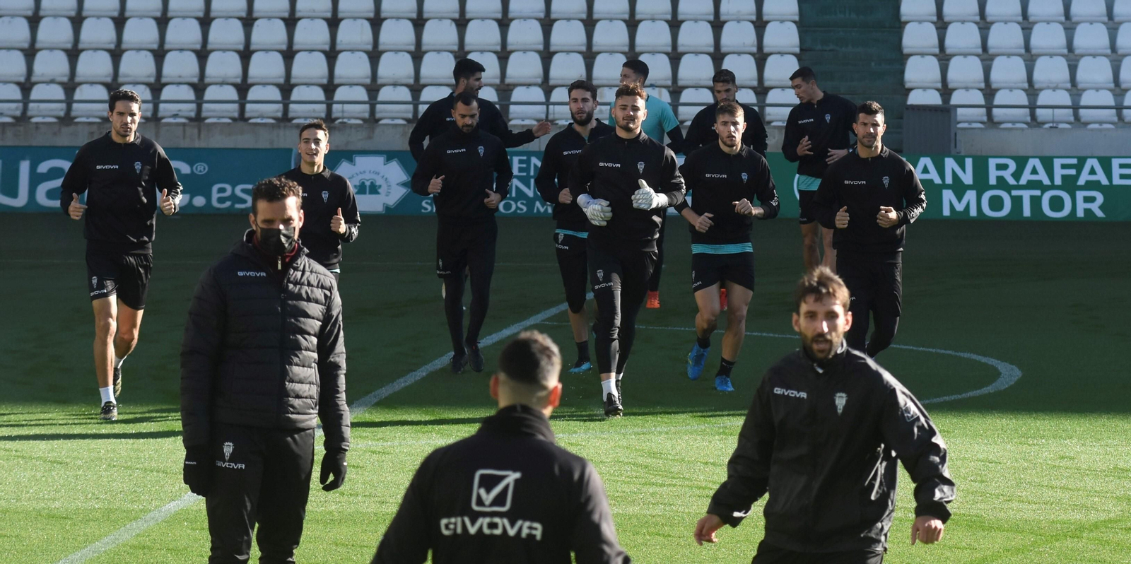 Los jugadores del Córdoba CF calientan antes del último entrenamiento del 2021.