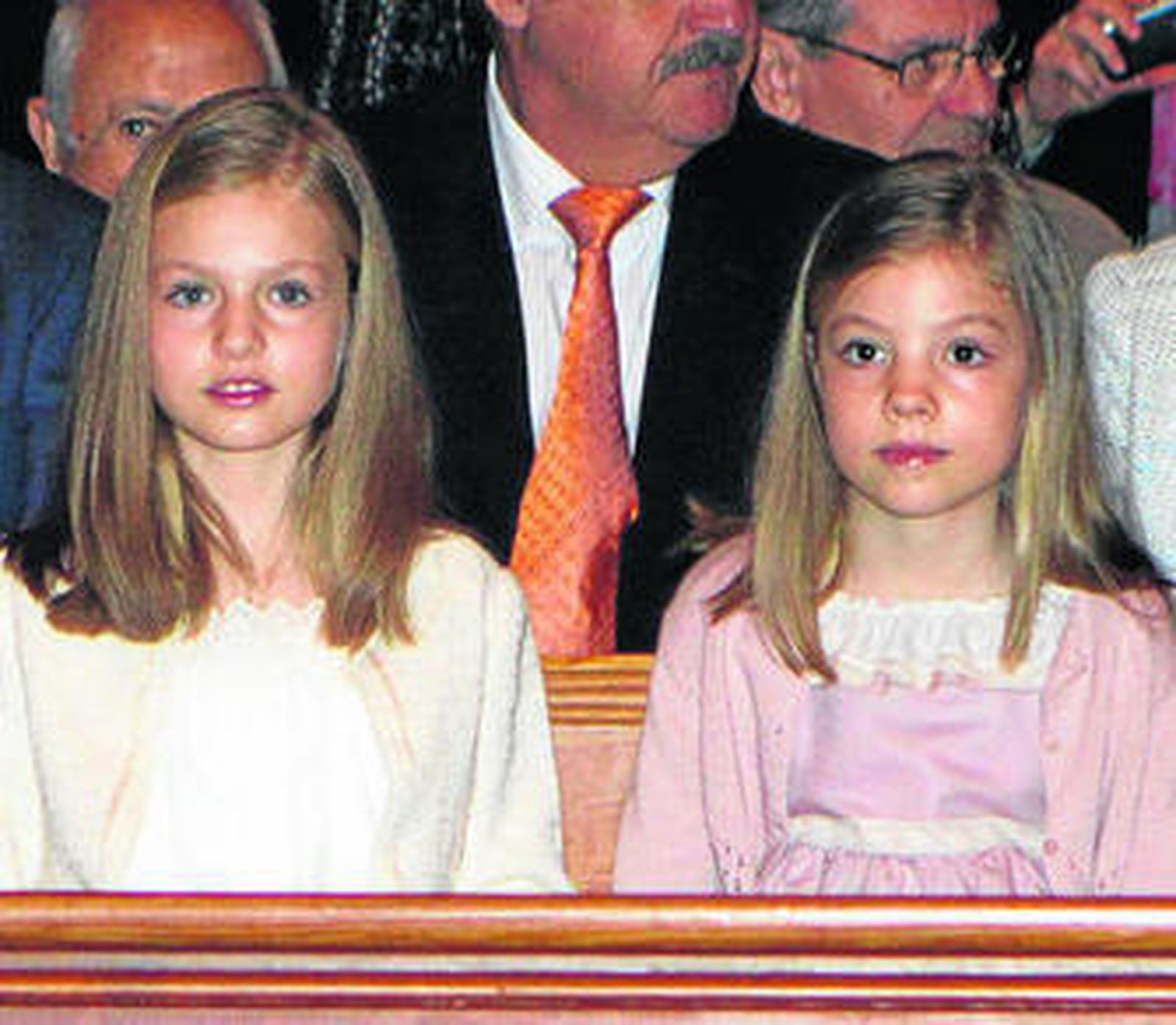 La pequeña junto a su inseparable hermana, la infanta Sofía.