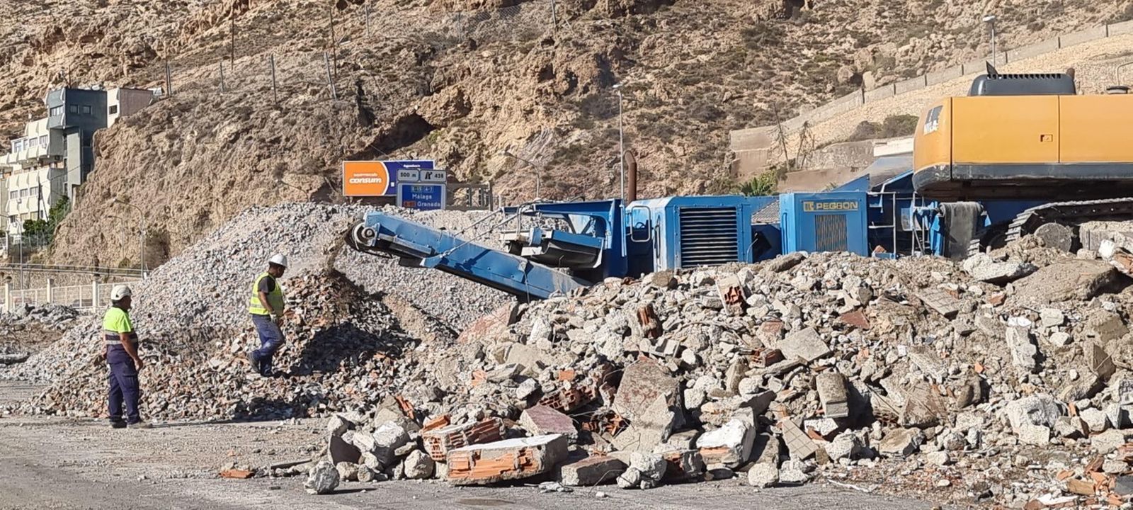 Planta móvil de machaqueo de residuos generados por el derribo de las casetas de pescadores del Puerto de Almería