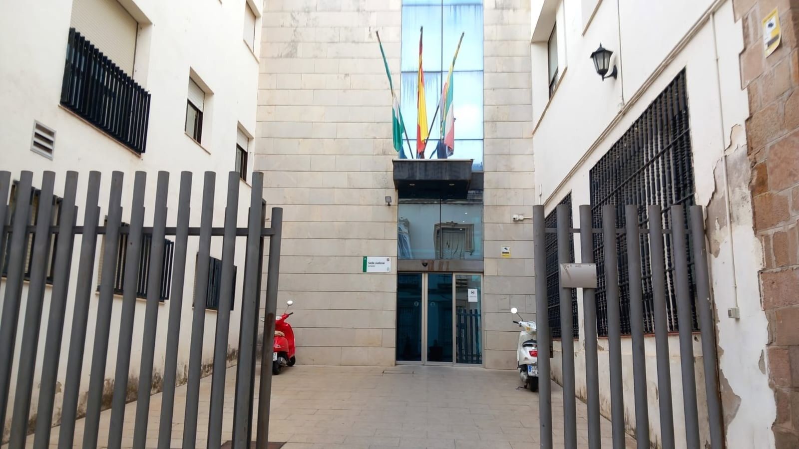 Acceso a los juzgados de Linares.