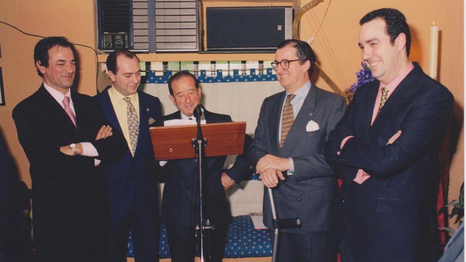 Don Pedro Morales recibe, en el año 1997, el Jarrillo de Lata