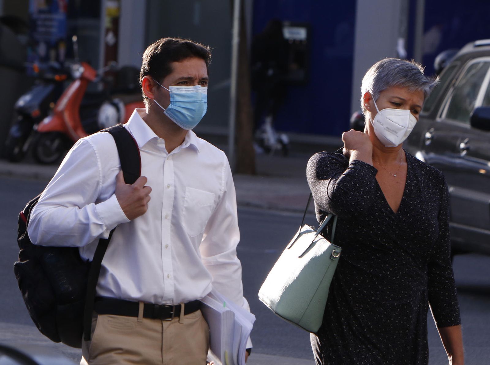 El ex gerente de la Fundación DeSevilla, Miguel López Adán, con su abogada.