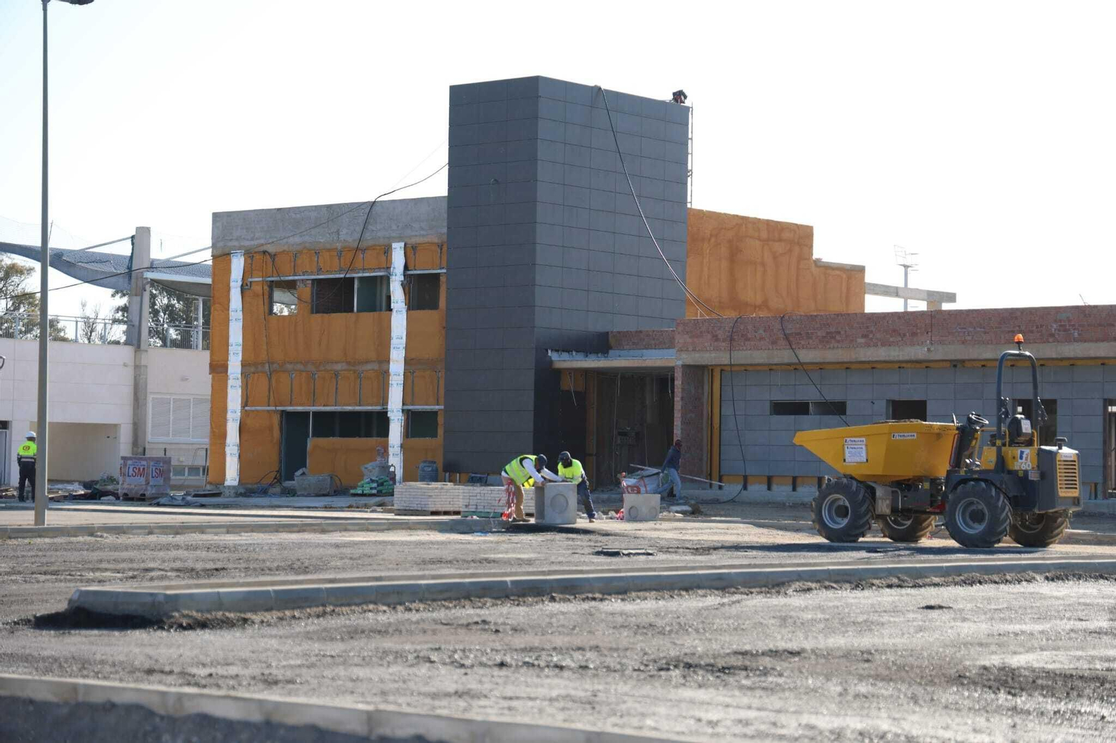 El campo de la ciudad deportiva de Arraijanal ya luce visera