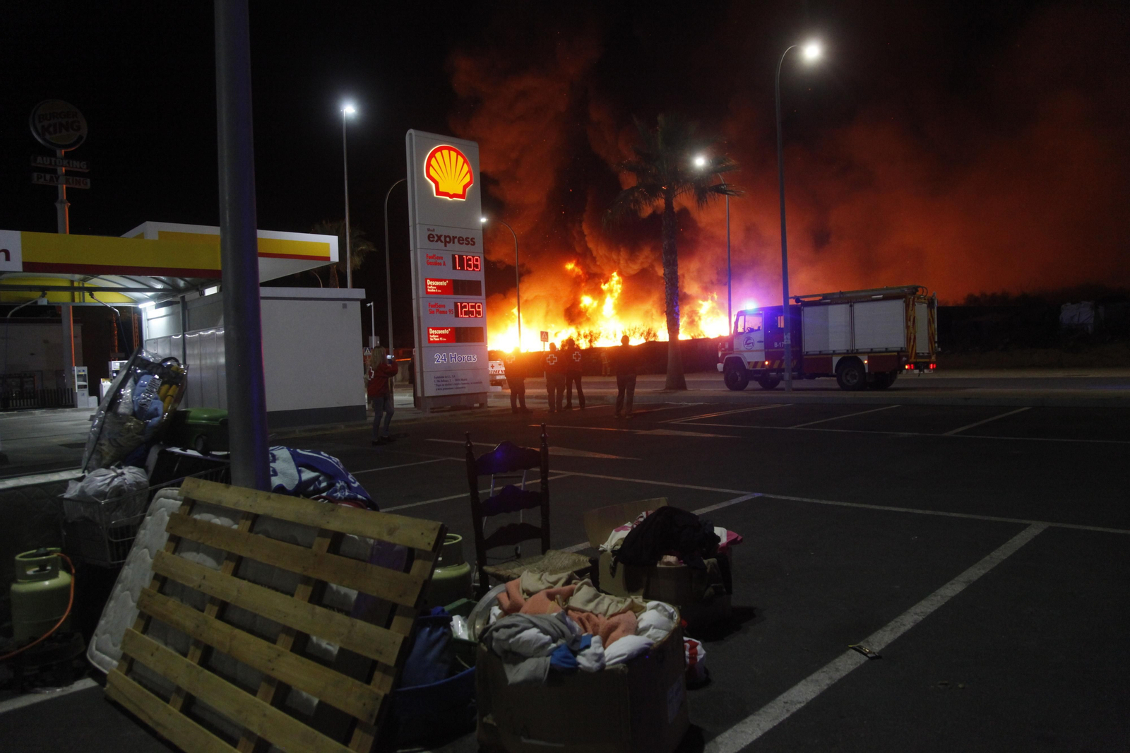 Un incendio obliga a evacuar un asentamiento chabolista en Lepe.