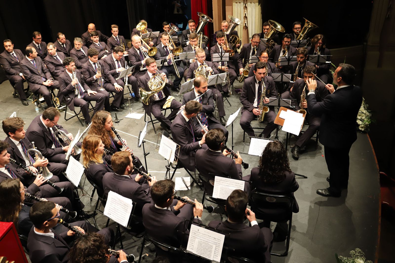 Presentan manto de la Virgen del Amor.
