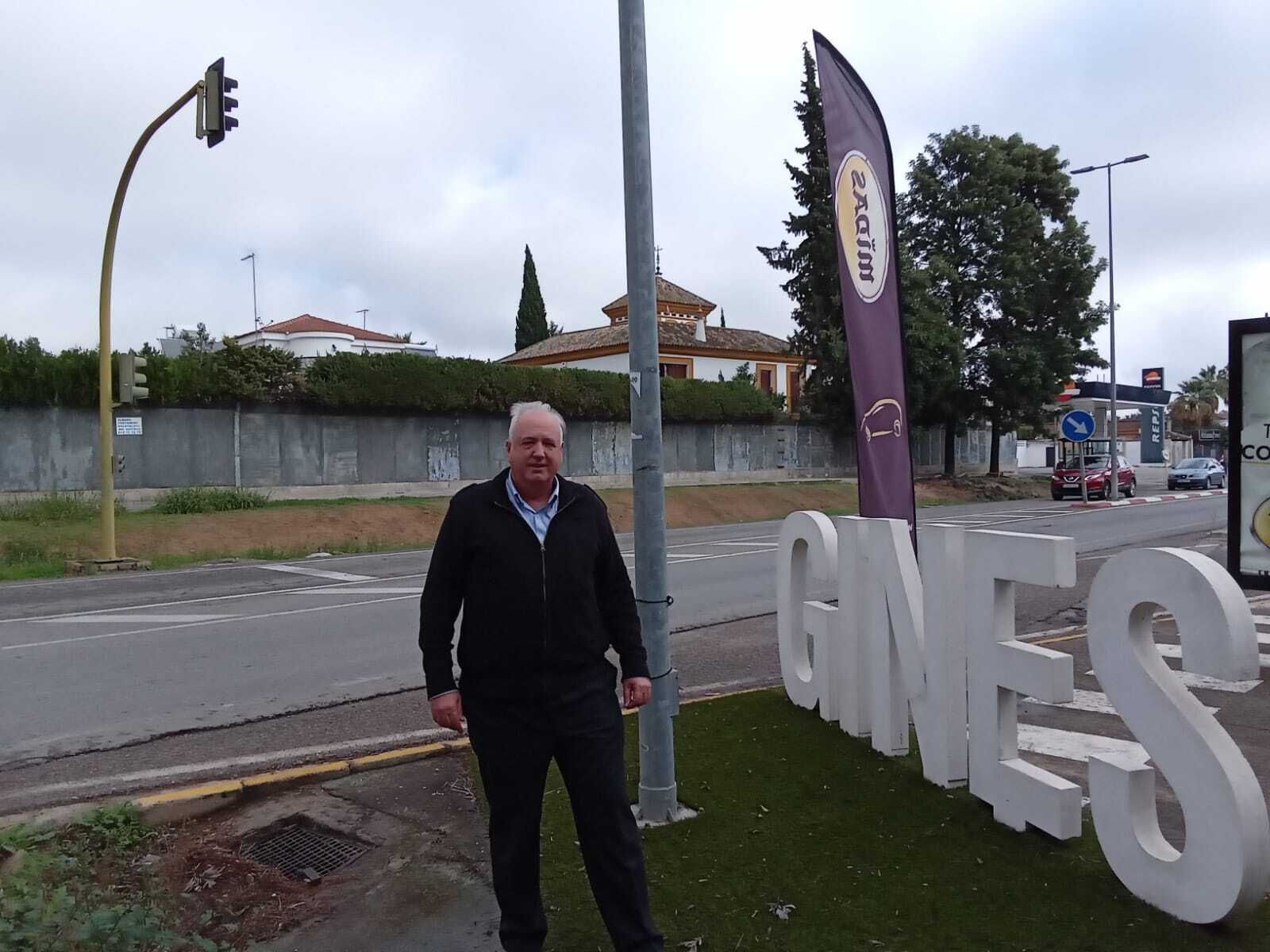 El presidente de la Asociación Ginense de Empresarios y Comerciantes, Carlos Borsot, en el semáforo del cruce con Espartinas.