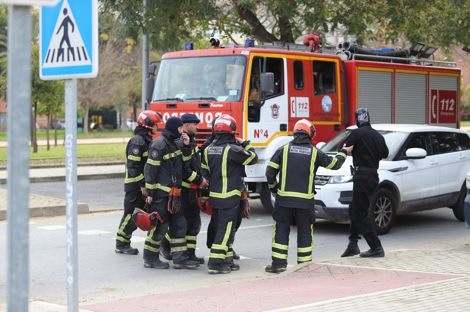 Imágenes del atrincherado que amenazaba con hacer estallar una bombona en el Torrejón, Huelva