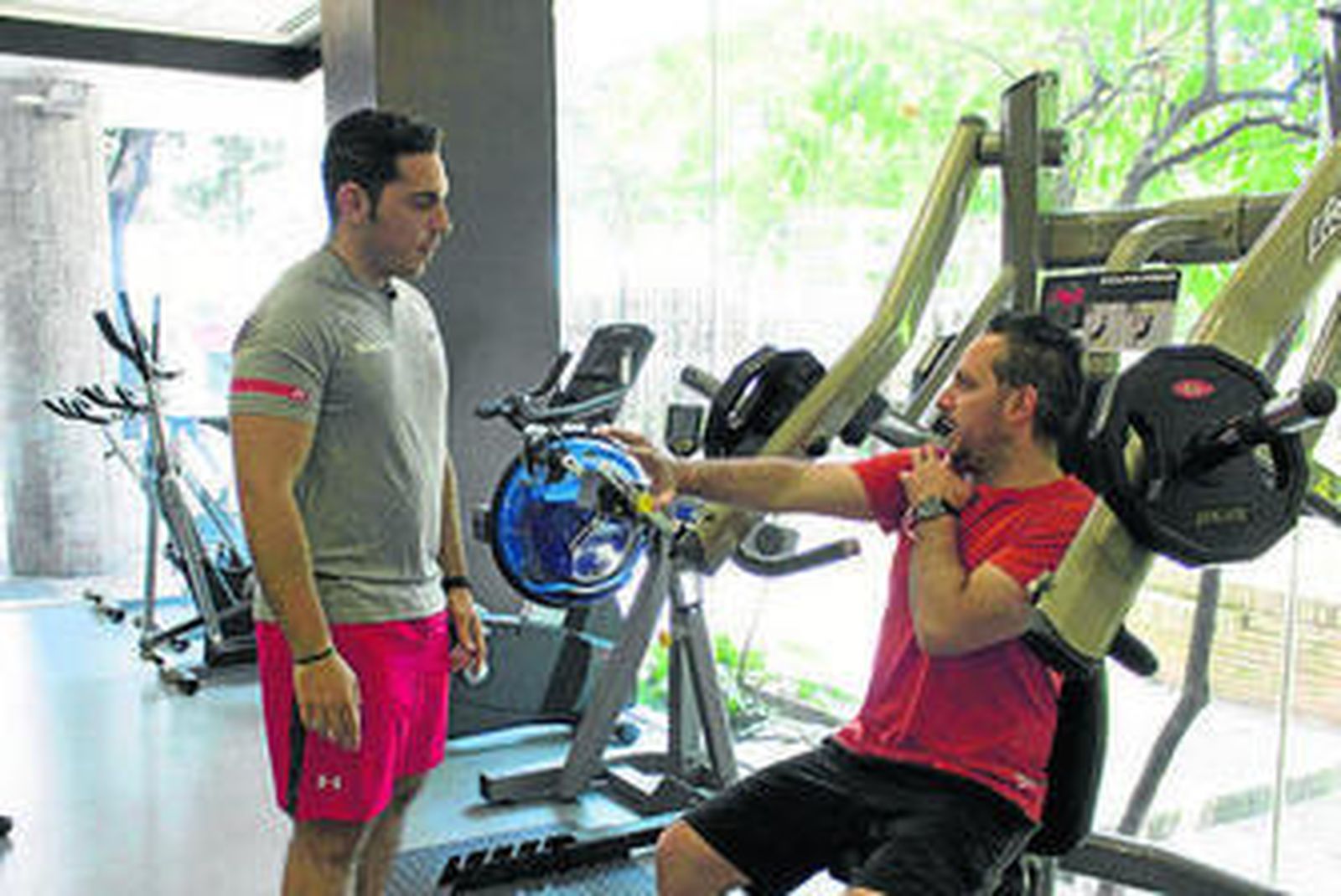 Un entrenador personal del Balance Sport Clinic explica uno de los ejercicios recomendados a una persona celíaca.