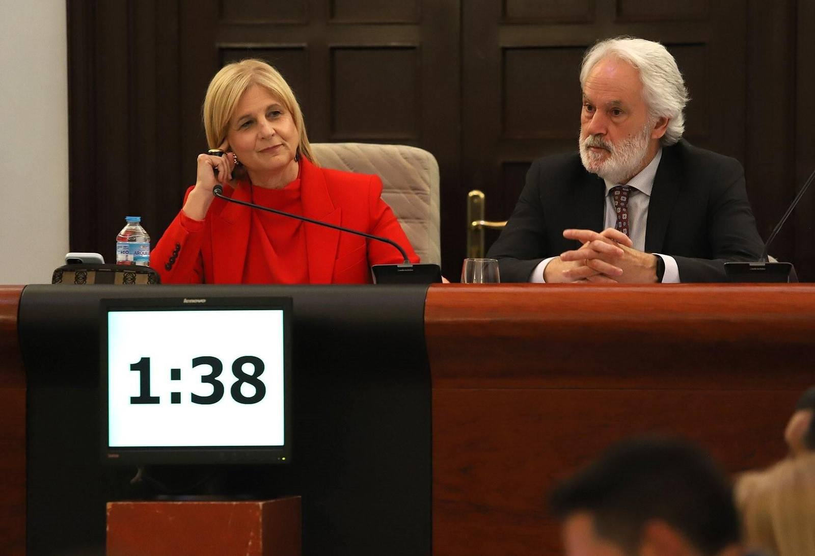 María José García-Pelayo y Agustín Muñoz, durante el pleno, esta martes en el Ayuntamiento.