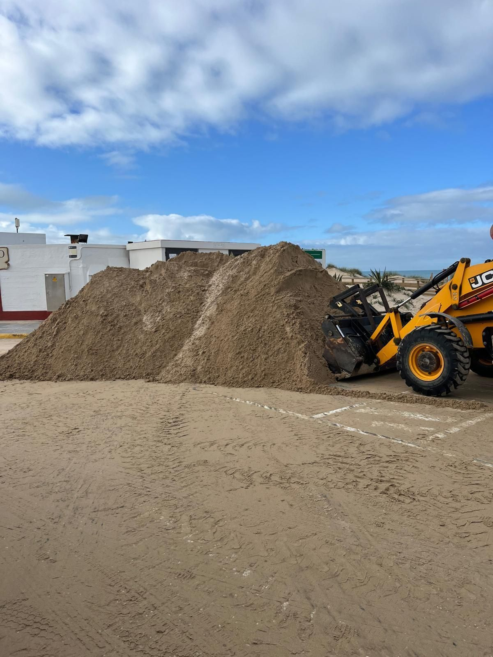 Montañas de arena justo en el aparcamiento exterior del Ventorrillo de El Chato.