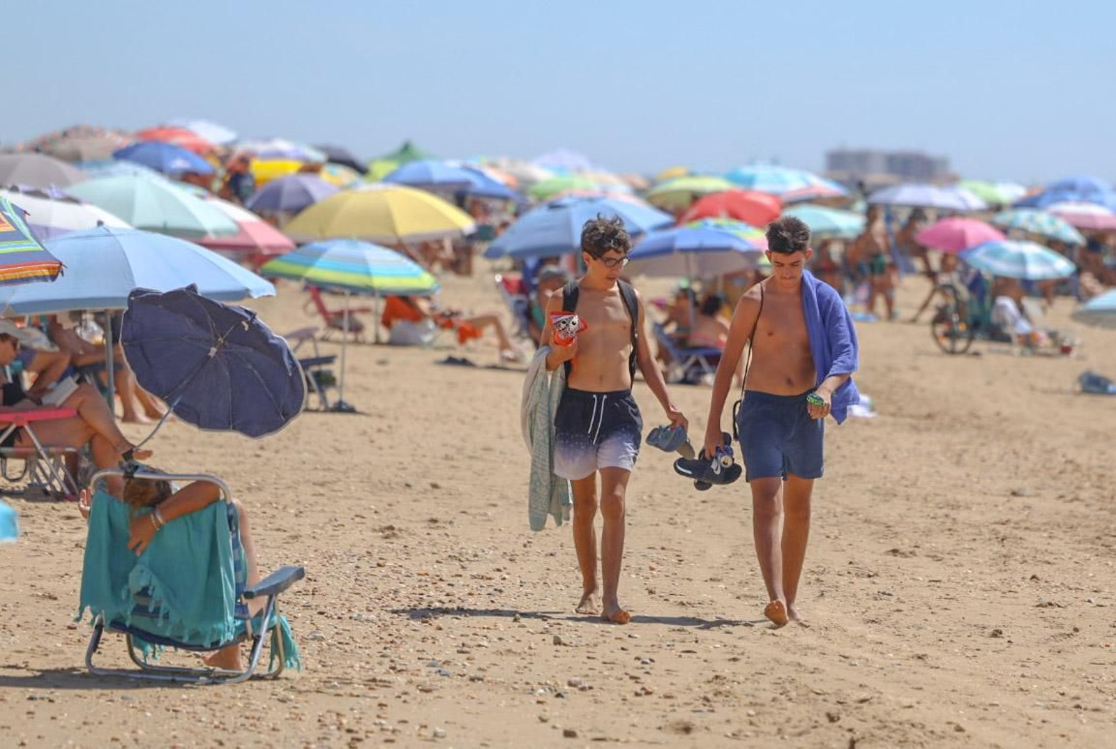 Imágenes de la calurosa mañana en la playa de El Portil