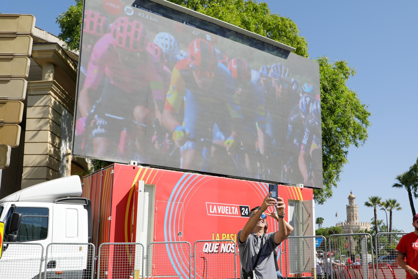 Ambiente del final de la 5ª etapa de la Vuelta ciclista a España, a su llegada a Sevilla