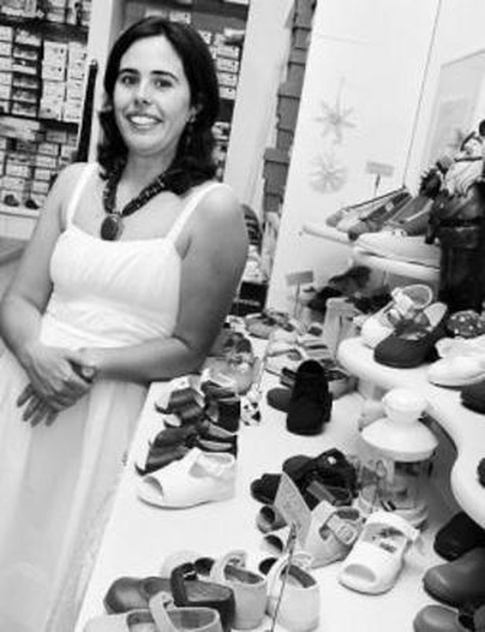 Joven emprendedora con zapatos nuevos