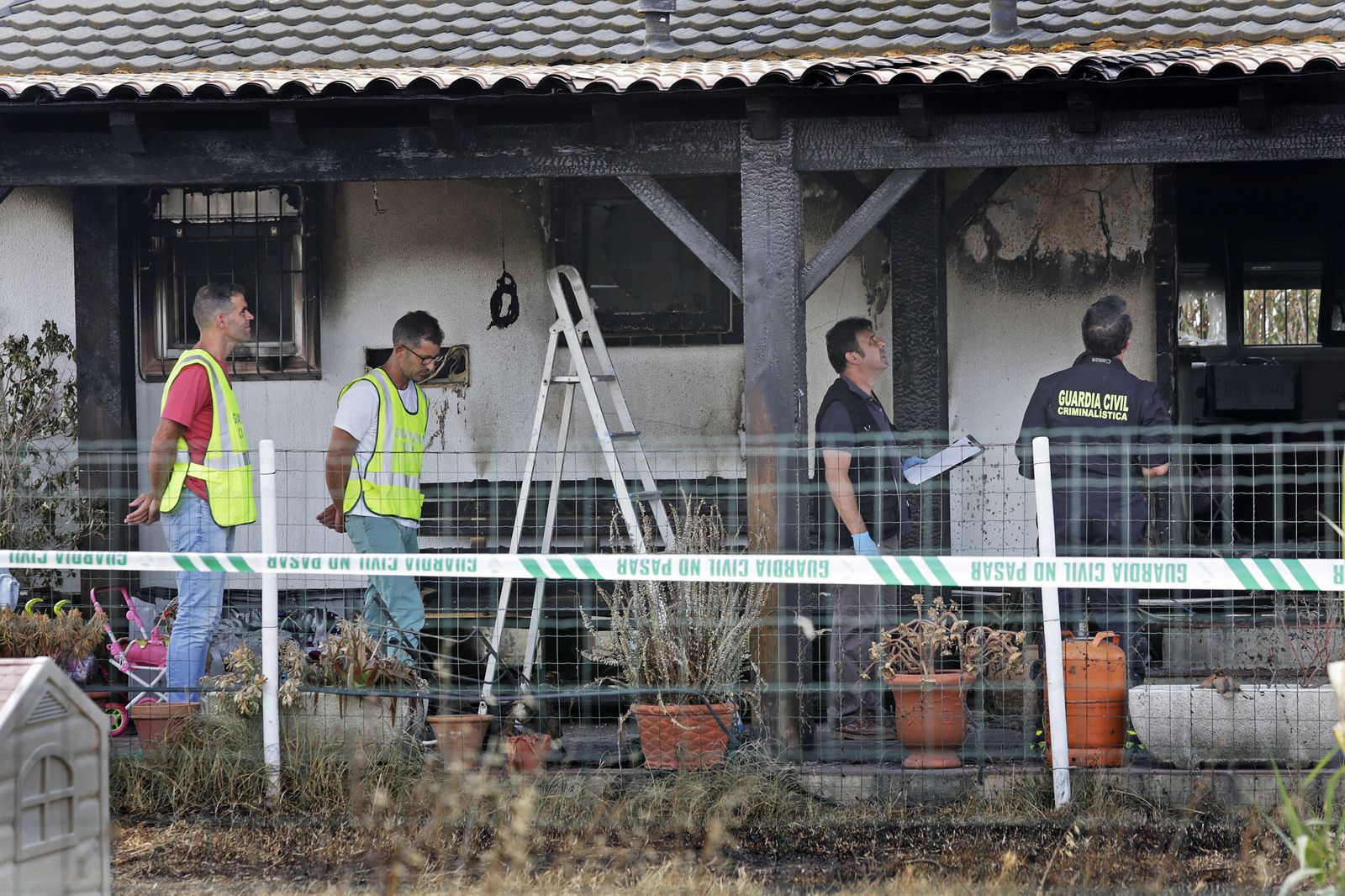 La Guardia Civil inspecciona la casa incendiada