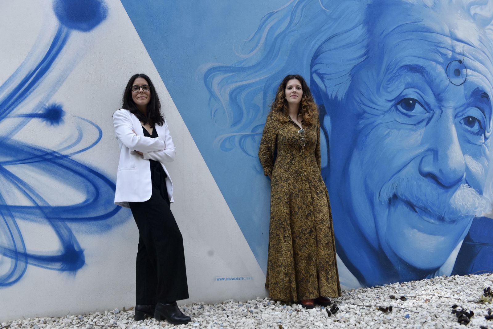 Irene Navalón y Cristina Uribe, en las instalaciones de Endesa en Sevilla.