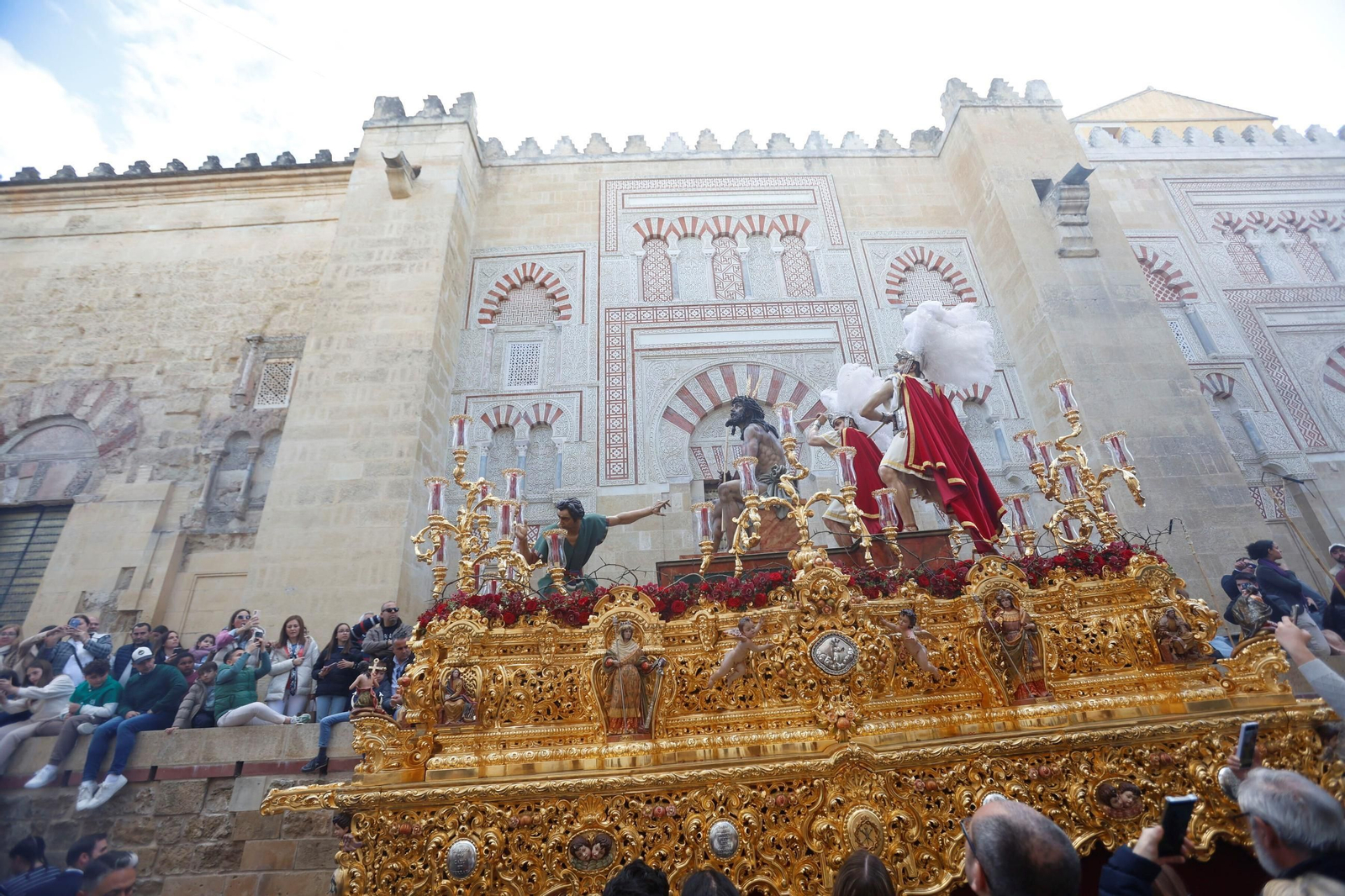El traslado de la Merced en este Sábado Santo de Córdoba, en imágenes