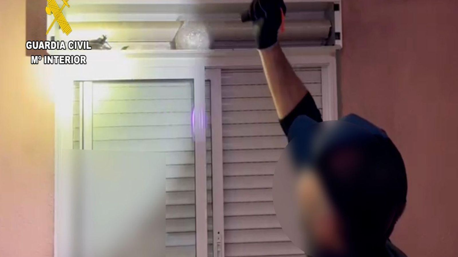 Hachís y anfetaminas ocultos en una persiana.