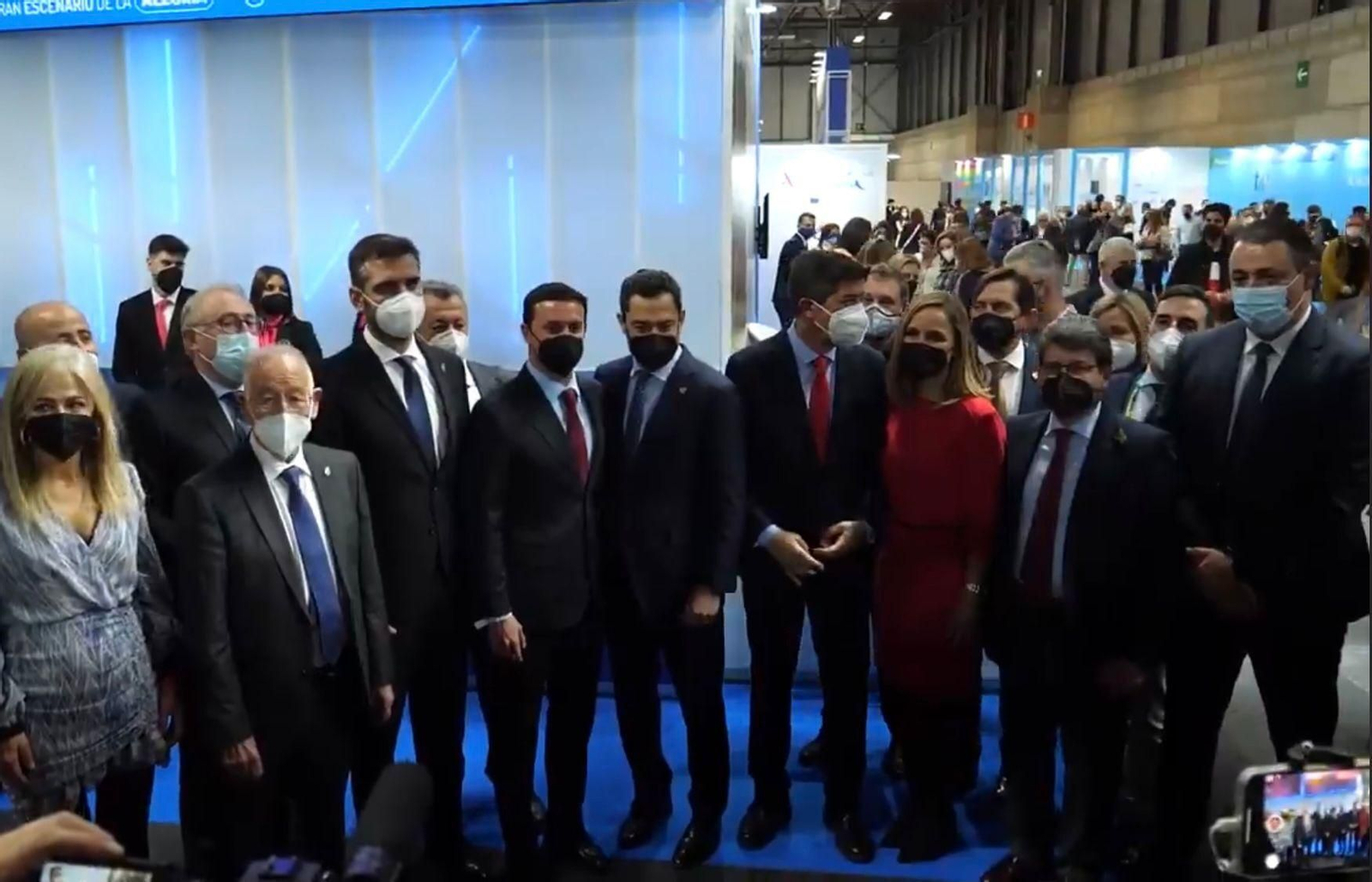 Presidente y vicepresidente de la Junta de Andalucía, con las autoridades provinciales y municipales de Almería.