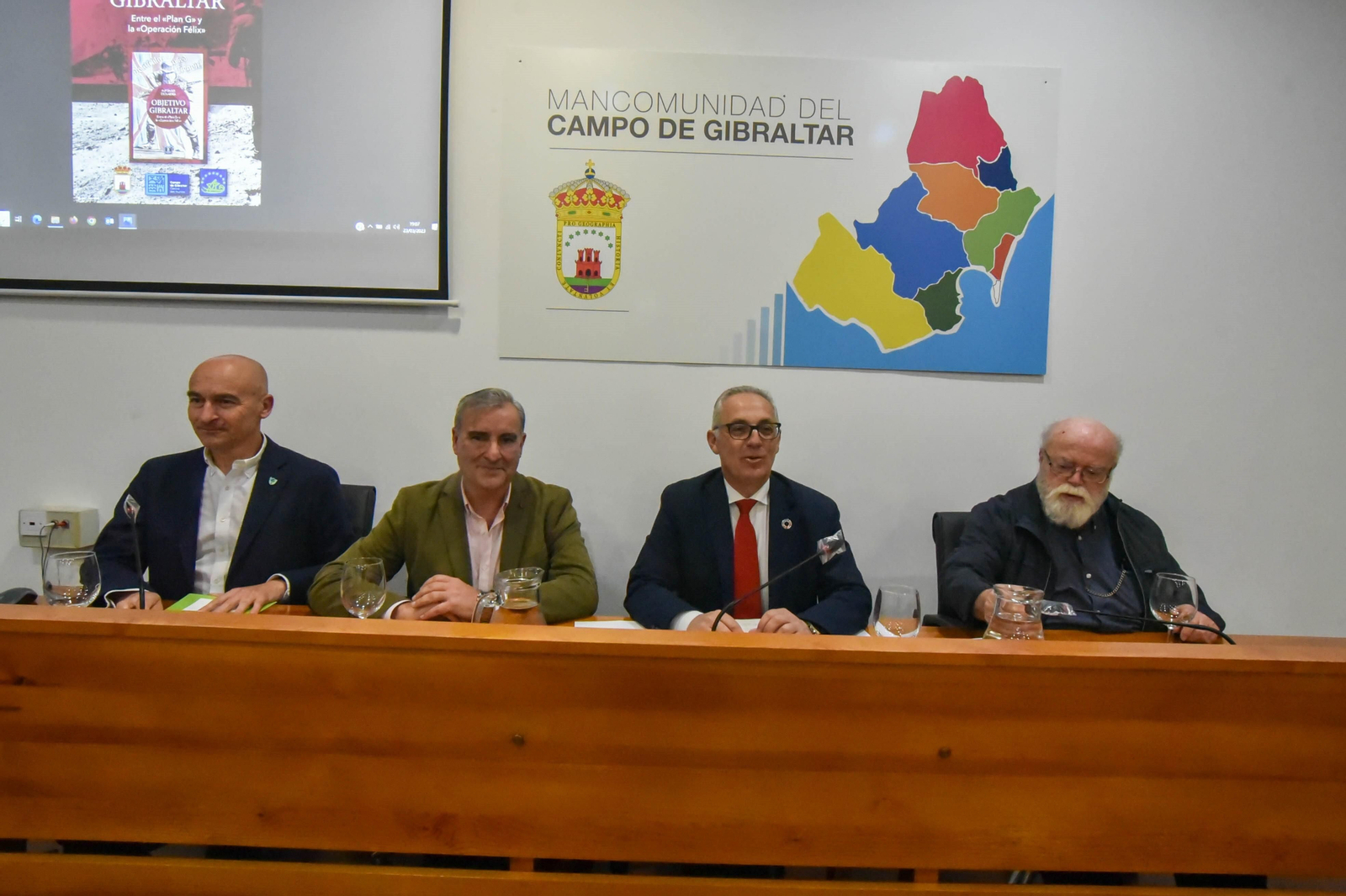 Ángel Sáez, Alfonso Escuadra, Juan Lozano, y Carlos Gómez de Avellaneda, durante la presentación de 'Objetivo Gibraltar'.