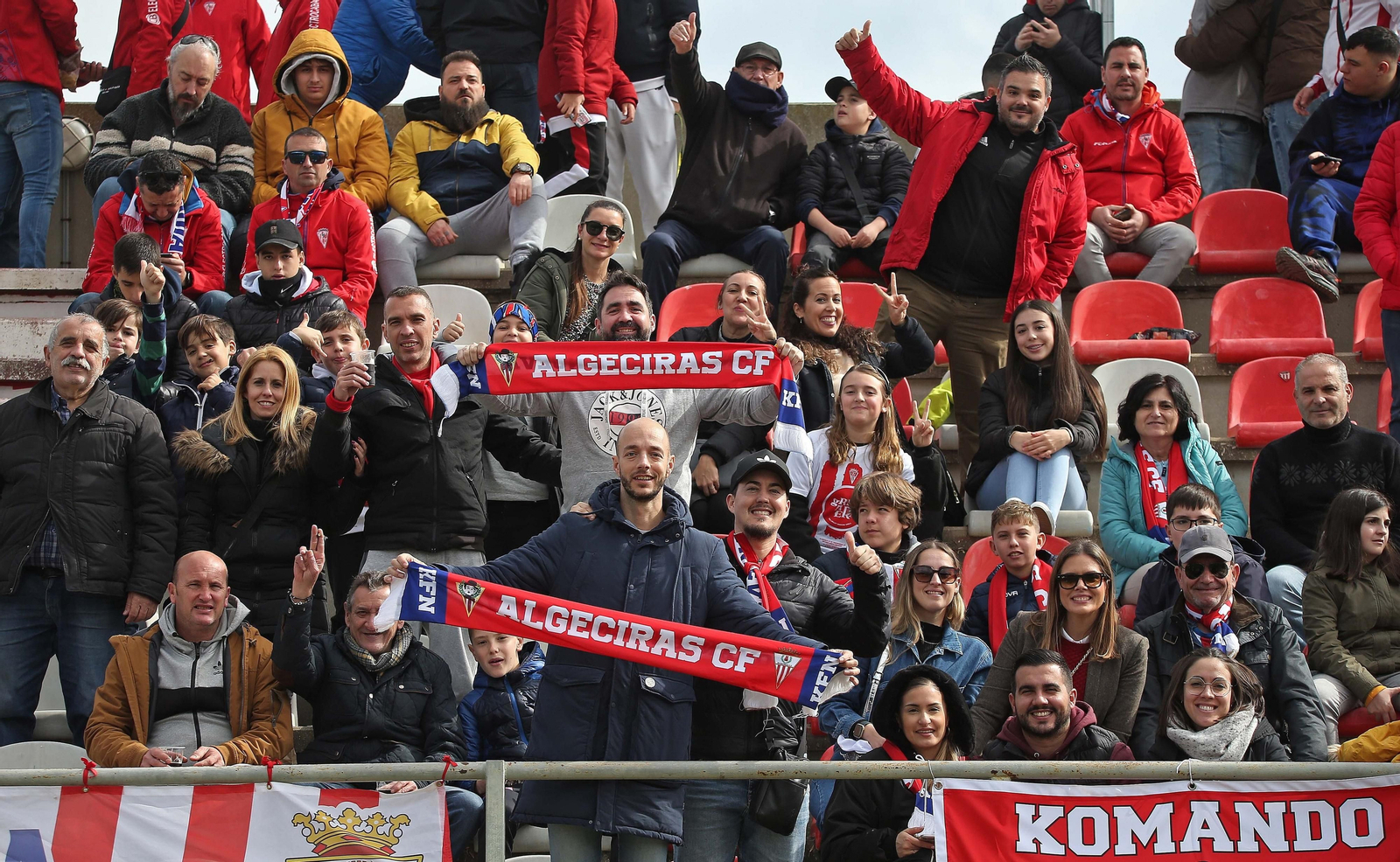 Fotos de la afición durante el Algeciras - Ceuta en el Nuevo Mirador